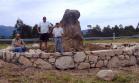 Dende a esquerda: Xon Mario, Ramn Blanco e Rafael Fontenlos, durante as obras de construcin do monumento as vtimas do franquismo. Xullo 2009